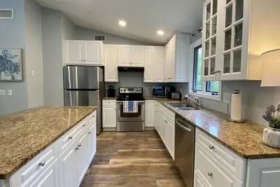 Image de Narragansett R. I. 5 chambres, 3 salles de bain complètes, air climatisé sur cul-de-sac