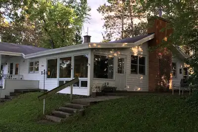 Image de Une charmante maison sur une belle péninsule sur un lac cristallin.
