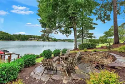 Image de Custom Built style artisan Accueil Lakefront avec vue imprenable sur le lac Keowee