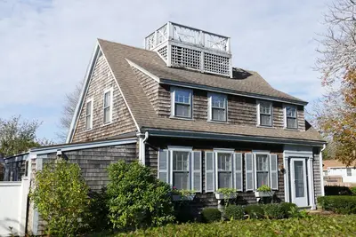 Image de Cape House de charme, récemment rénové, à pied des plages, Hyannis Harbour, et plus encore!