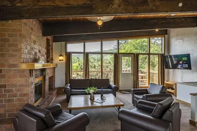 Image de Chalet de 6 chambres au pied de Ski Hills, bain à remous, sauna, table de ping-pong