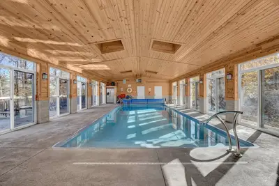 Image de High Point Lodge avec piscine intérieure d'eau salée dans les Hocking Hills