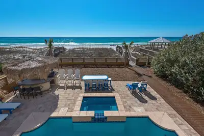 Image de Beach Buck Destin / Beachfront / 8 Bds / 8 Ba / Priv Pool & Hot Tub & Tiki Bar
