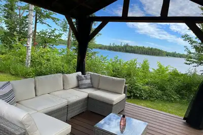 Image de Belle Log Cabin Avec Sandy Beach. Lake est connu pour sa grande pêche!