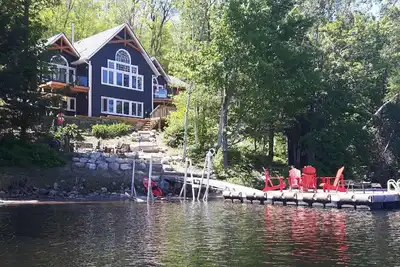 Image de Nouvellement construit 4 chambres / 3 salles de bain Lake Front Cottage dans un cadre privé