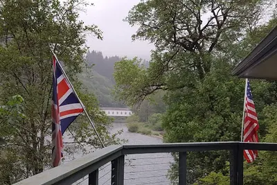 Image de fabuleuse maison sur la rivière Mckenzie.