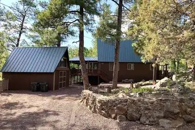 Image de Cabine Spectaculaire De Montagne Avec Bluff Lake Vues-Fenced