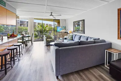 Image de Emplacement privilégié avec une vue imprenable sur l'océan! Beau décor et TRÈS Propre!