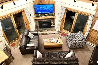 Image de Skiez en 3 Br + Loft / 2 Ba directement sur la piste de ski de 4 heures