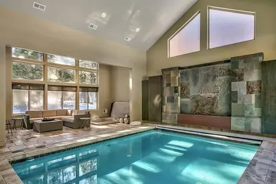 Image de Maison de luxe à South Lake Tahoe, piscine intérieure, bain à remous