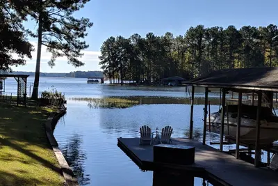 Image de Belle 5 Br 3 1/2 Bath Lake Front Home situé sur calme Pea Hill Creek