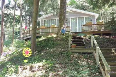 Image de Bienvenue au lac - Cozy, Cottage Hilltop Wooded Lake Michigan - Réservez maintenant! !