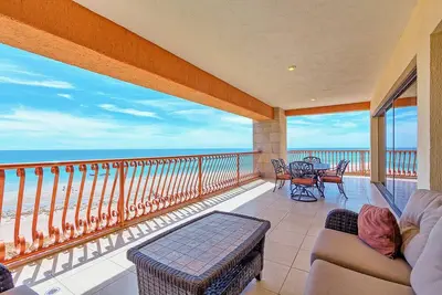 Image de Condo d'angle 3br avec balcon enveloppant (liste plus récente)