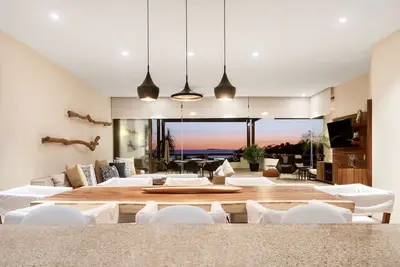 Image de Ne manquez pas cette offre incroyable affaire face à la plage et une vue imprenable + Cook & Maid