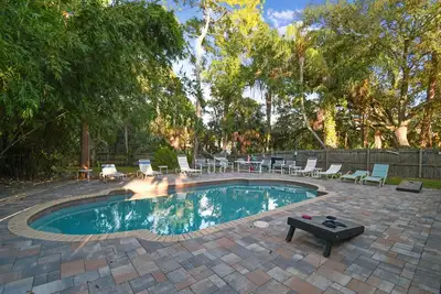 Image de Détendez-vous et profitez de votre visite à Tampa dans le Pool House Tropical!