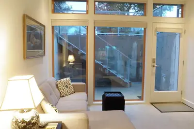 Suite de jardin contemporaine de luxe avec plafonds de 9 pieds - Licence n ° 19-160895
