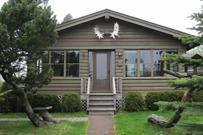 Image de Stones Throw Cottage avec vue sur Grand Marais Port sur le lac Supérieur