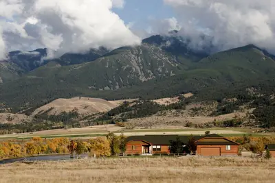 Image de 3br Home Droit sur la rivière Yellowstone - Les meilleures vues de Paradise Valley