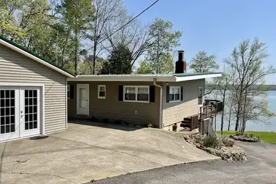 Image de Maison au bord du lac récemment rénovée avec appartement supplémentaire