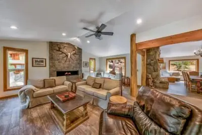 Image de Modern Mountain Home, spa, shuffle board et proche de la plage