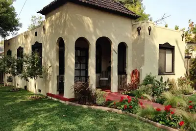 Image de Bungalow espagnol avec bain à remous! Proche du centre-ville et accès facile à la région viticole