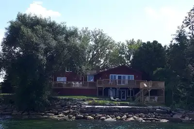 Image de Toute L'ANNÉE - Lakehouse on Lake Ontario Ny-Games Room-Hottub-Fireplace-Pet Friendly