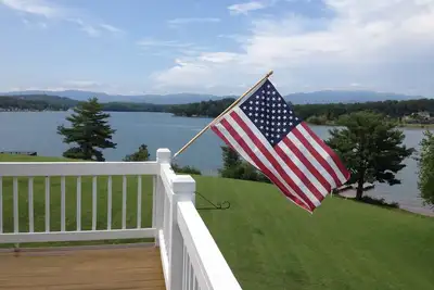 Image de Vue sur le lac à 270 degrés dans les montagnes Blue Ridge