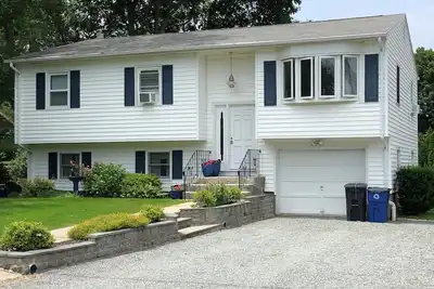 Image de Maison relaxante avec vue sur l'eau - Promenade à la plage