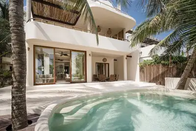 Image de 5br Beachfront Zorba Villa - Spacieuse villa en bord de mer directement sur la plage de Tulum!