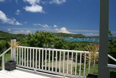 Image de Maison d'artiste et jardin élégamment conçu avec vue imprenable sur le port