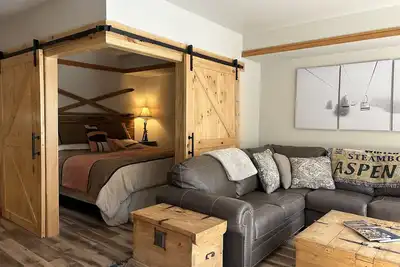 Image de Deluxe 2bd / 2. Maison de ville 5ba avec beaucoup de fenêtres! Animaux acceptés.