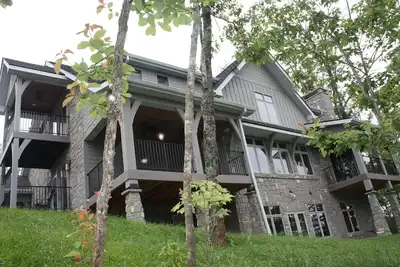 Image de Maison De Montagne! Pavillon Pvt, bain à remous, jeux d'arcade, salle de théâtre, chambre avec lits superposés!