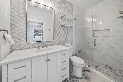 Image de Belle maison de plage! À quelques pas de la piscine et à seulement 5 minutes à pied de la plage privée