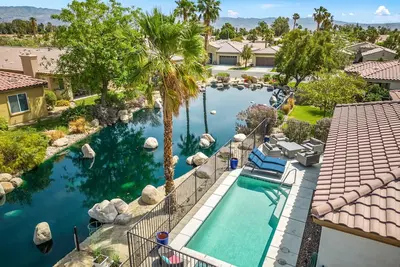 Image de Belle nouvelle maison! Piscine privée chauffée! Revenons à un superbe plan d'eau!