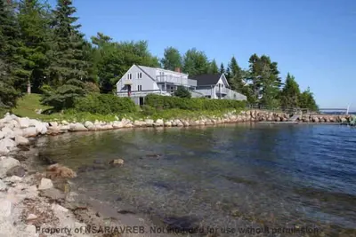 Image de Superbe bord de l'océan avec Boathouse
