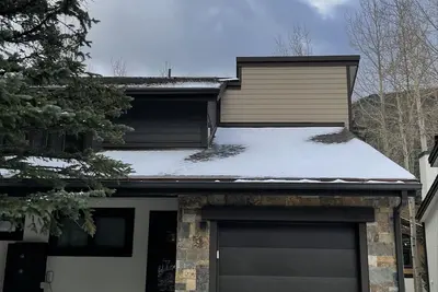 Image de Maison familiale entièrement rénovée - bain à remous, wifi, télévision par câble, cuisine chargée