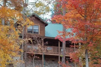 Image de Cabin Fever ~ Animaux acceptés ~ Situé dans la communauté de Black Bear Falls ~ Gatlinburg Tn