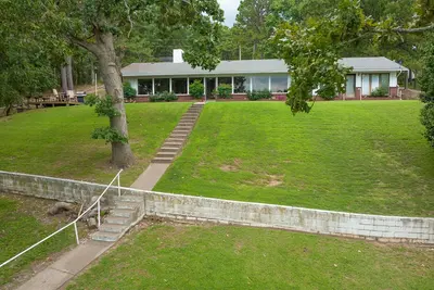 Image de Belle vue, 7 chambres, 3 salles de bain, maison au bord du lac, peut accueillir jusqu'à 24 personnes