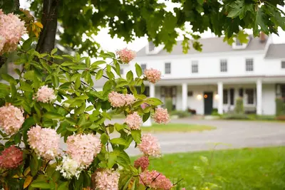 Image de Domaine au bord du lac avec une vue imprenable et des jardins.