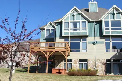 Image de Luxe sur le lac! Une vue imprenable sur le lac et les pistes, le bain à remous et le foyer!