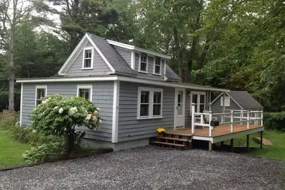 Image de Cozy Boothbay Harbor Cottage dans un cadre champêtre, à distance de marche du port