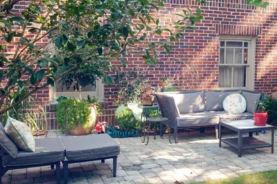 Image de Grand appartement avec jardin près de Tulane et de nombreux restaurants et magasins incroyables