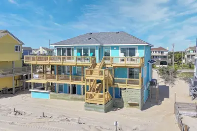 Image de Le paradis des amateurs de plage! Oceanfront Avon avec bain à remous, bar Tiki, salle de jeux, piscine intérieure