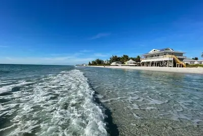 Image de \"Knee Deep\" Beach House: vue d'en haut, terrasse au bord de la plage en bas!