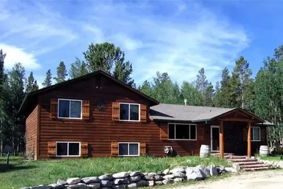 Image de Terrain de volley-ball sur sable, Zip Line, Bain bouillonnant au paradis de la montagne, idéal pour les familles