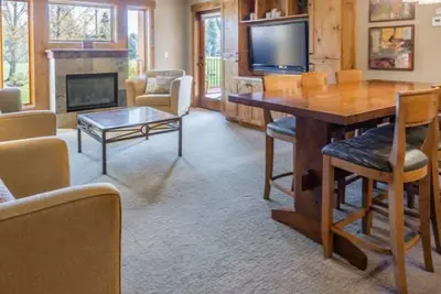 Image de Condo spacieux de deux chambres au dernier étage avec accès complet au complexe!