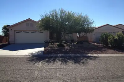 Image de Belle maison près de la rivière dans le désert Lakes Golf Course Area
