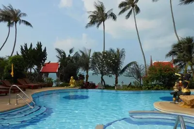 Image de Front de mer magique avec une grande piscine et des jardins luxuriants