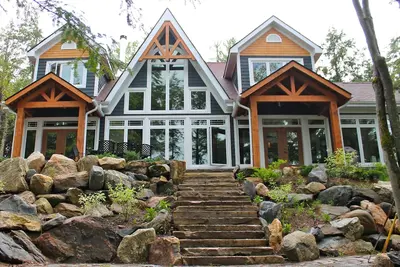 Image de Familles Uniquement. . . . Grande, calme, (Multi) Familiale Superbe Lake House.