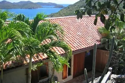 Image de * Privé et spacieuse * 3-5 Chambres-Pool & Fitness Equipment / Wifi / Stéréo / Vue sur la mer